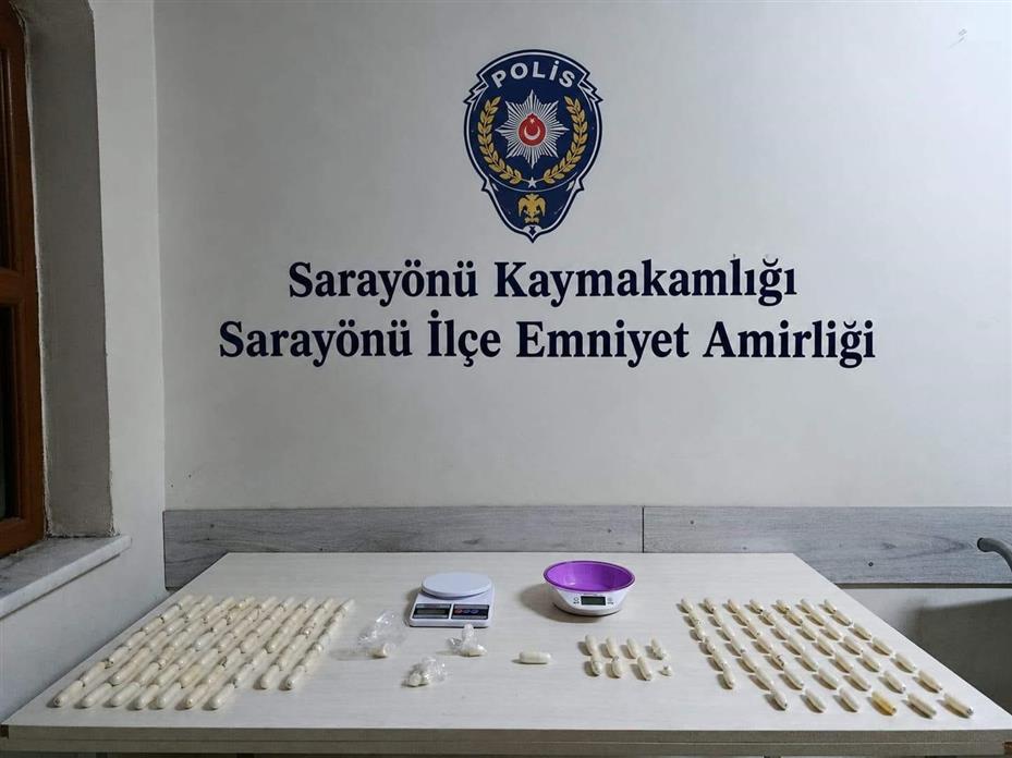 Yutarak vücutlarında getirdikleri uyuşturucular polisten kaçmadı