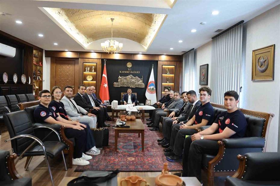 Vali Çiçek, GÖKTİM KartalAir Takımı Dünya Şampiyonlarını kabul etti