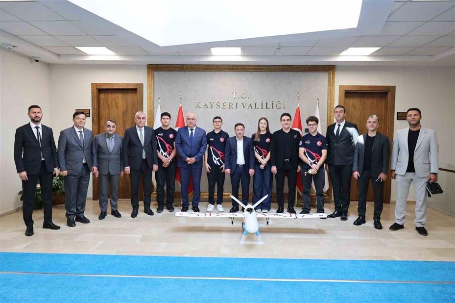 Vali Çiçek, GÖKTİM KartalAir Takımı Dünya Şampiyonlarını kabul etti