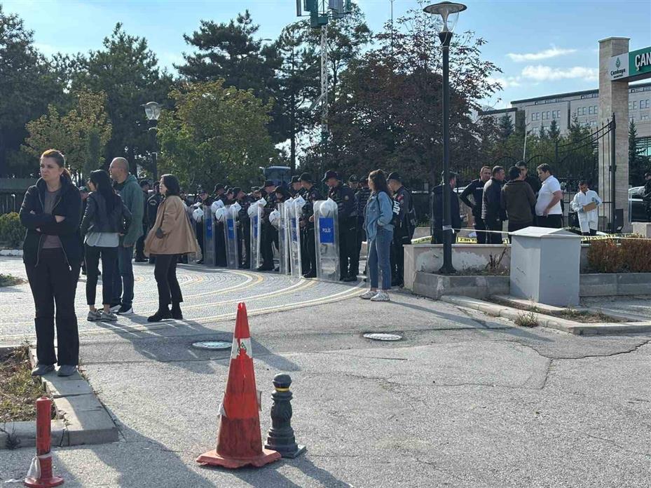 Anayasa Mahkemesi önündeki eylemde kendini vurdu