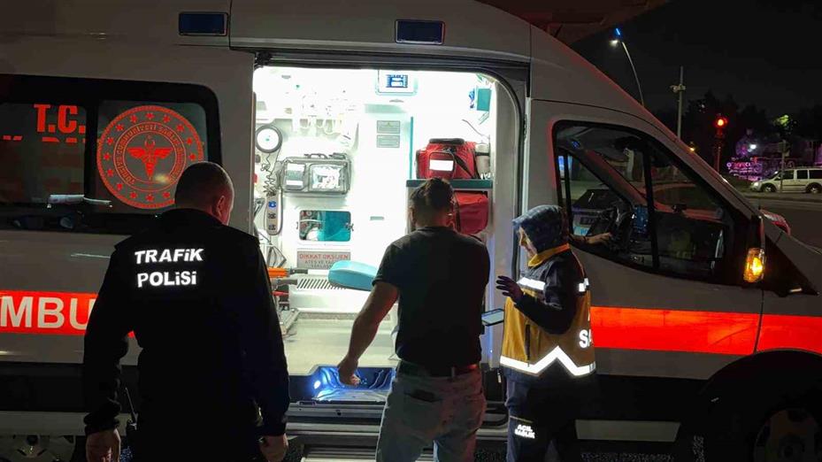 ‘Dur’ ihtarına uymayarak gözden kaybolan sürücü kaza yapmış halde yakalandı: 2 yaralı