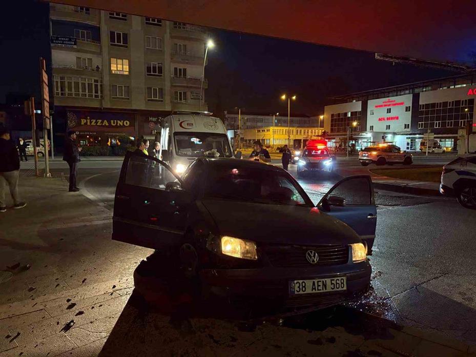 ‘Dur’ ihtarına uymayarak gözden kaybolan sürücü kaza yapmış halde yakalandı: 2 yaralı
