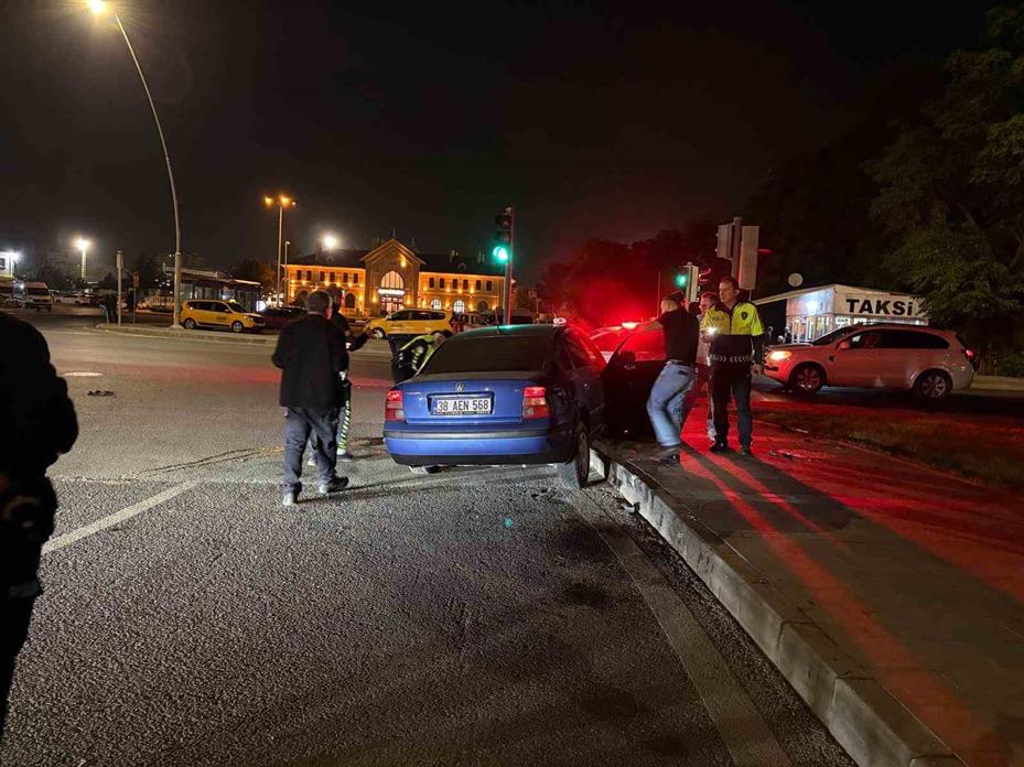 ‘Dur’ ihtarına uymayarak gözden kaybolan sürücü kaza yapmış halde yakalandı: 2 yaralı