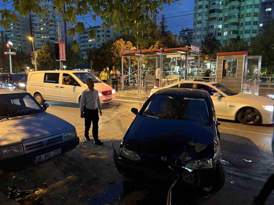 Kayseri’de otomobil tramvay durağına çarptı: 1 yaralı