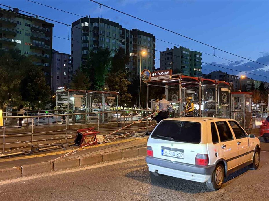 Kayseri’de otomobil tramvay durağına çarptı: 1 yaralı