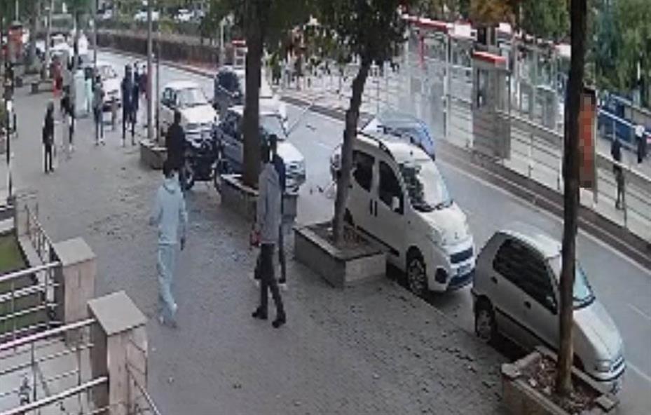 Kayseri’de otomobil tramvay durağına çarptı: 1 yaralı