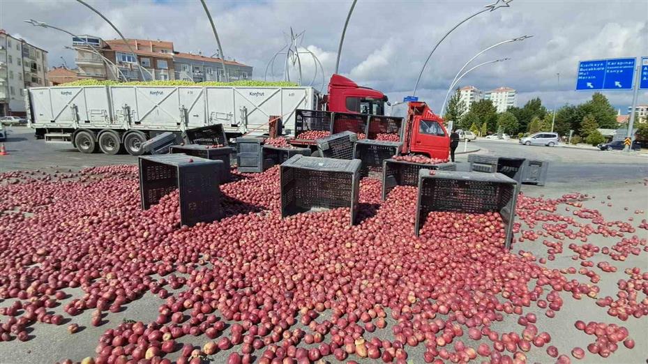 Halat koptu, tonlarca elma yola saçıldı