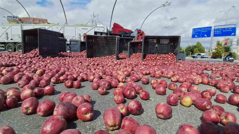 Halat koptu, tonlarca elma yola saçıldı