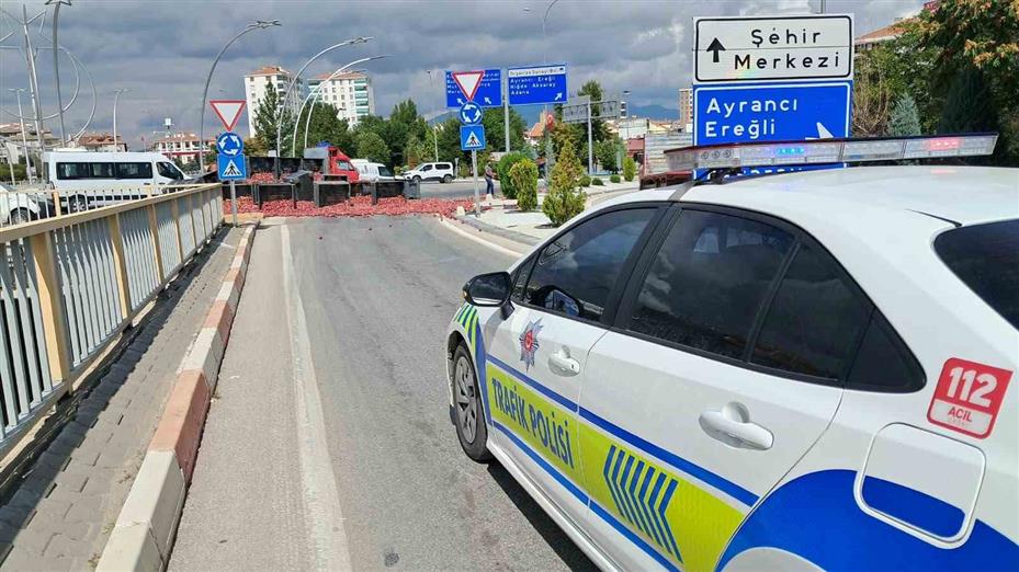 Halat koptu, tonlarca elma yola saçıldı