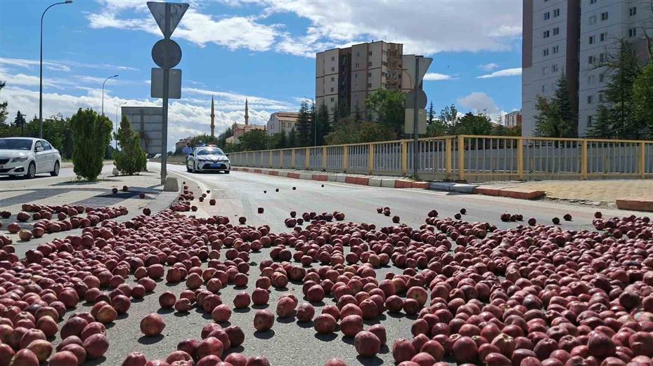 Halat koptu, tonlarca elma yola saçıldı