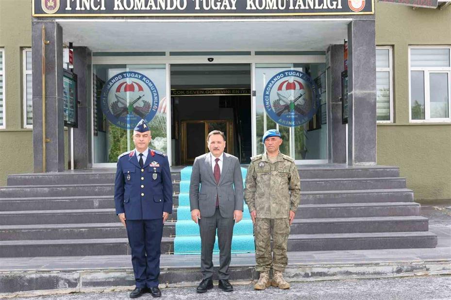 Vali Çiçek’ten göreve başlayan komutanlara ziyaret