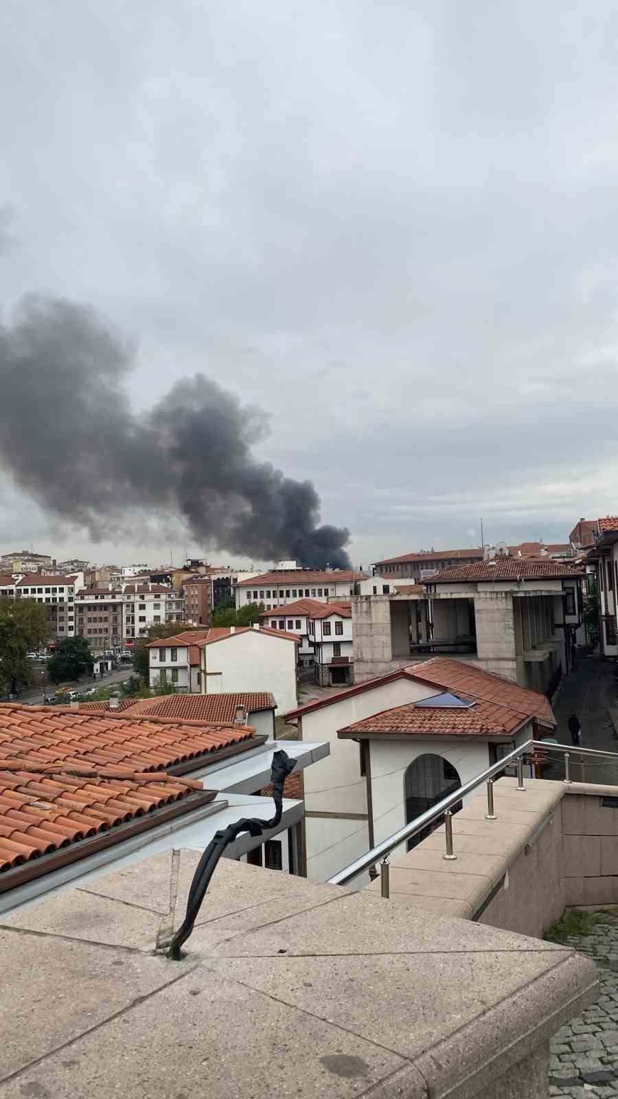Ankara’da 2 mobilya dükkanı yangın nedeniyle kullanılamaz hale geldi