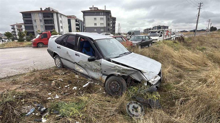 Otomobiline çarpıp kaçanlara seslenen galerici: "Gelsin zararımızı karşılasın"
