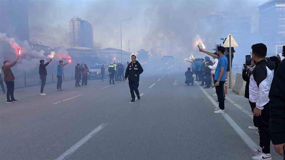 Konya’da Filistin Milli Takımı’na meşaleli karşılama