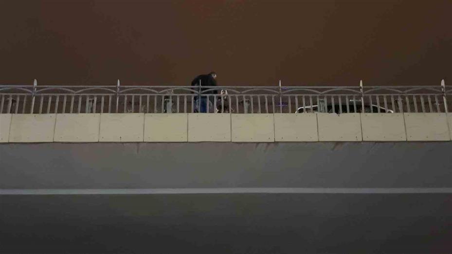 İntihar etmek için köprüye çıkan şahsı polis ekipleri ikna etti