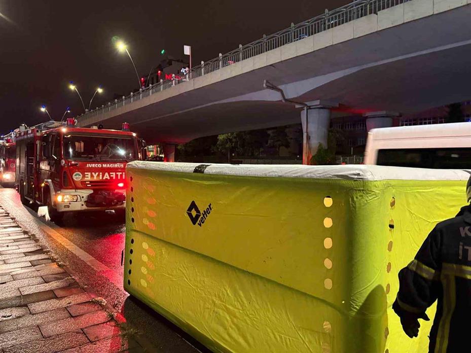 İntihar etmek için köprüye çıkan şahsı polis ekipleri ikna etti