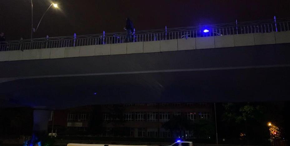 İntihar etmek için köprüye çıkan şahsı polis ekipleri ikna etti