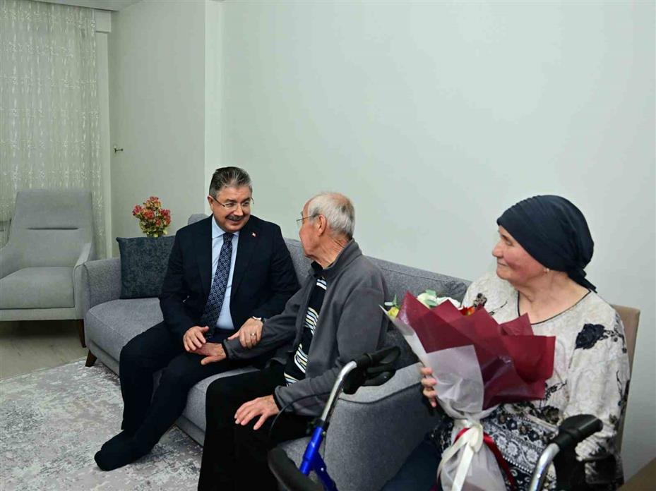 Vali Yılmaz’dan yaşlı vatandaşın evine anlamlı ziyaret