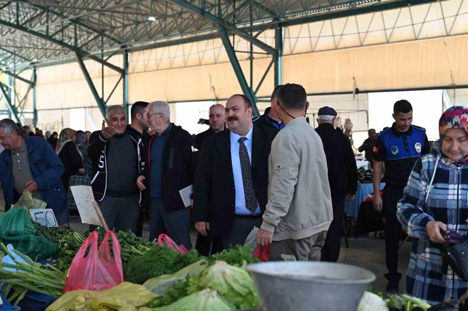 Başkan Hamamcı pazarda esnaf ve vatandaşlarla buluştu
