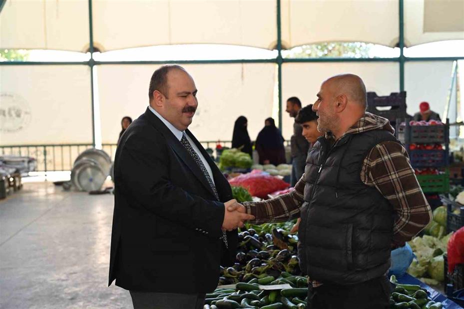 Başkan Hamamcı pazarda esnaf ve vatandaşlarla buluştu