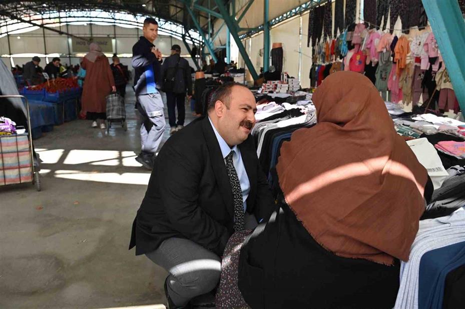 Başkan Hamamcı pazarda esnaf ve vatandaşlarla buluştu