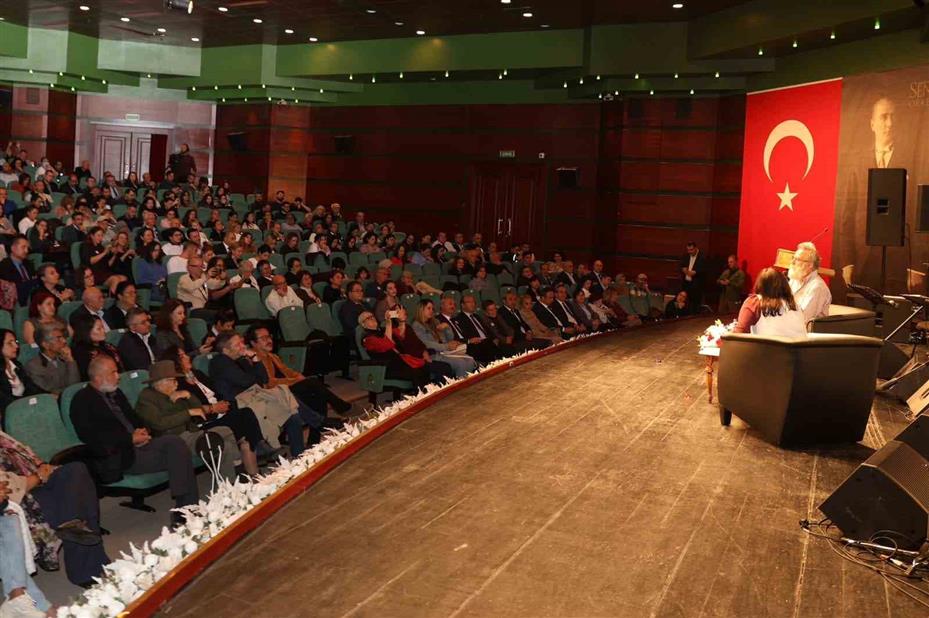 Uluslararası Eskişehir Yunus Emre Edebiyat Şenliği muhteşem bir açılışla başladı