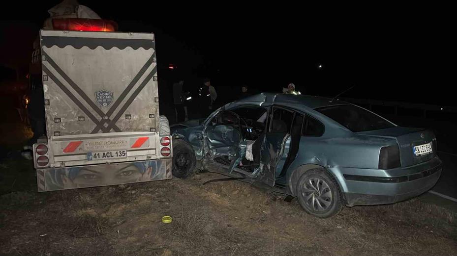 Mevsimlik işçileri taşıyan minibüsle otomobil çarpıştı: 2 yaralı