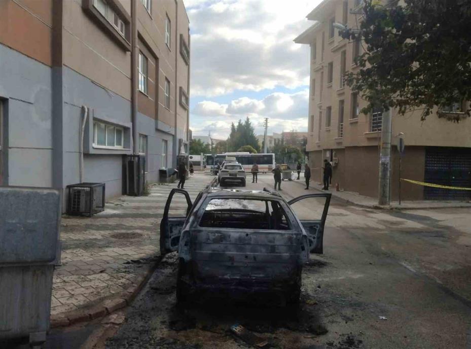 Kundaklandığı iddia edilen otomobil küle döndü