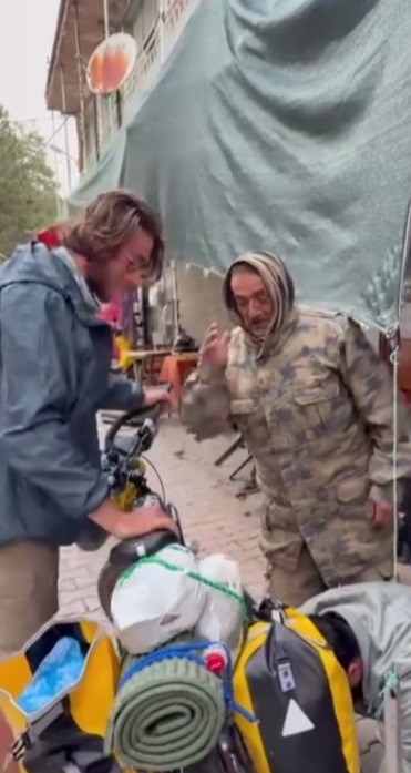 Bisikletli Fransız gezgine vatandaşlardan yardım eli