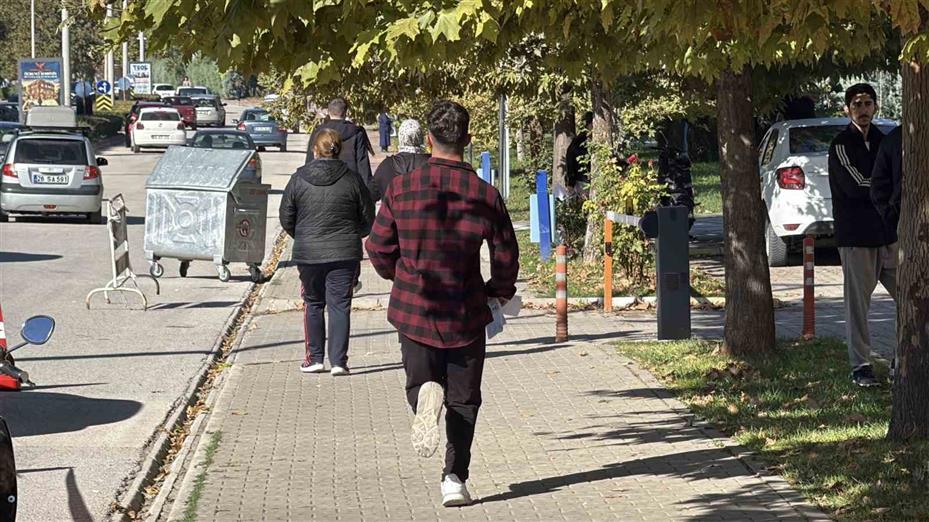 Eskişehir’de trafik durdu, adaylar sınava koşarak yetişmeye çalıştı