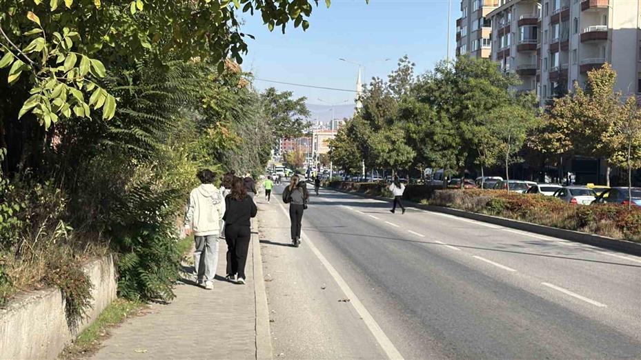 Eskişehir’de trafik durdu, adaylar sınava koşarak yetişmeye çalıştı