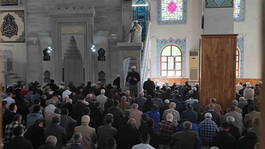 Bu camide cuma namazında engeller işaret diliyle aşılıyor