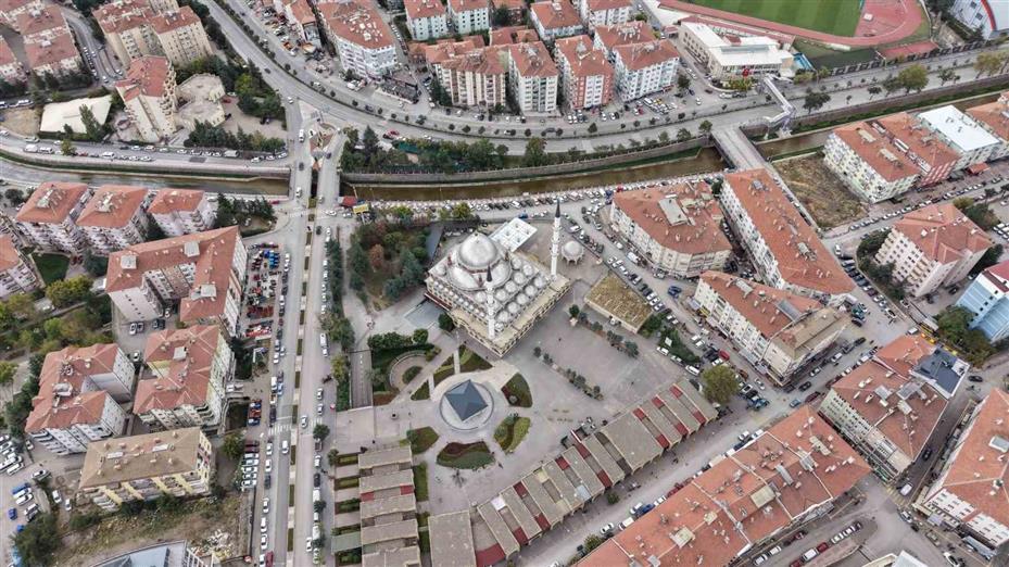 Bu camide cuma namazında engeller işaret diliyle aşılıyor