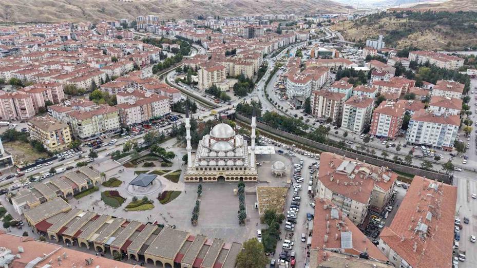 Bu camide cuma namazında engeller işaret diliyle aşılıyor