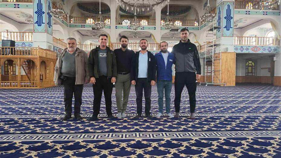 Bu camide cuma namazında engeller işaret diliyle aşılıyor