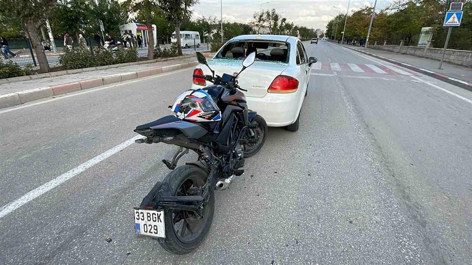 Karaman’da yaya geçidinde duran otomobile çarpan motosikletin sürücüsü yaralandı