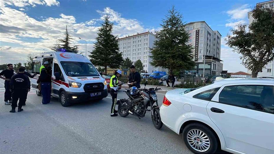 Karaman’da yaya geçidinde duran otomobile çarpan motosikletin sürücüsü yaralandı