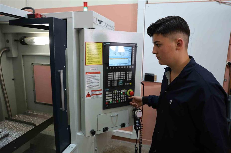 Kırşehir’de meslek lisesi öğrencileri endüstriyel robot kol üretimine başladı