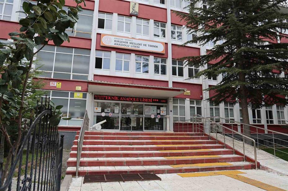 Kırşehir’de meslek lisesi öğrencileri endüstriyel robot kol üretimine başladı