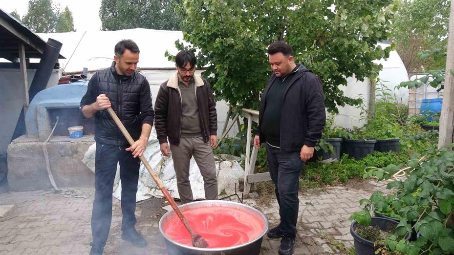 Eşlerine yardımcı olmak isteyen üç erkek arkadaş birlikte salça kaynattı