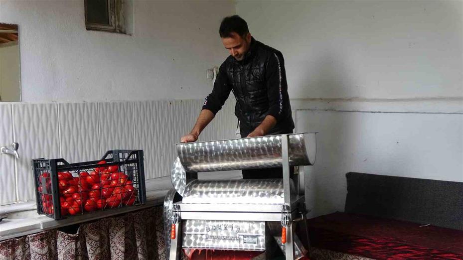 Eşlerine yardımcı olmak isteyen üç erkek arkadaş birlikte salça kaynattı
