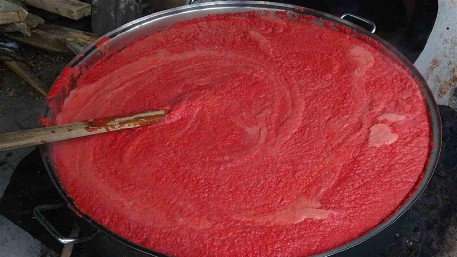 Eşlerine yardımcı olmak isteyen üç erkek arkadaş birlikte salça kaynattı