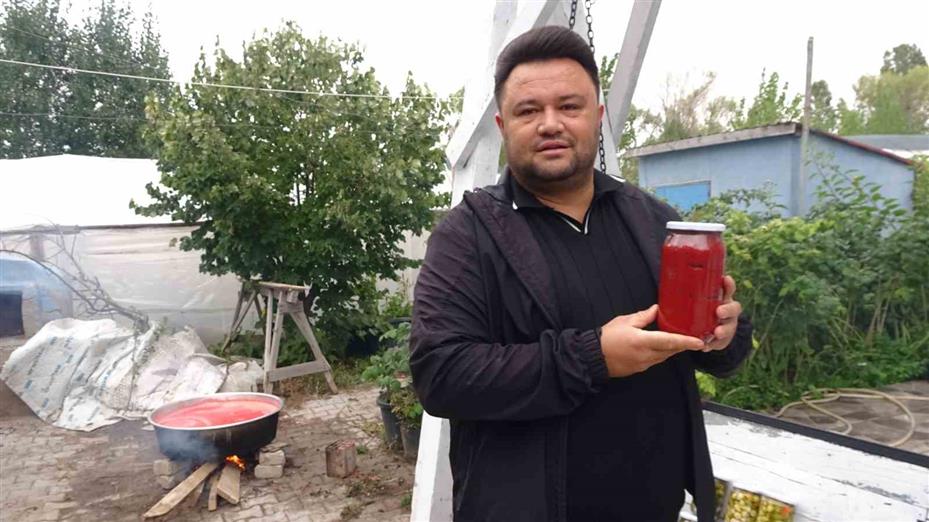 Eşlerine yardımcı olmak isteyen üç erkek arkadaş birlikte salça kaynattı