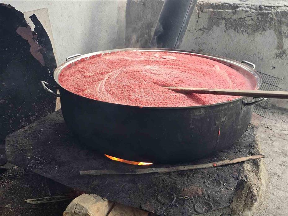 Eşlerine yardımcı olmak isteyen üç erkek arkadaş birlikte salça kaynattı