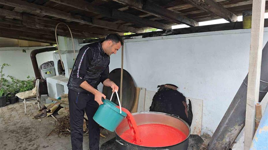 Eşlerine yardımcı olmak isteyen üç erkek arkadaş birlikte salça kaynattı