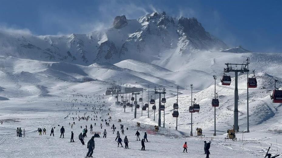 Deniz seviyesinden bin 850 metre yükseklikteki Yüksek İrtifa Kamp Merkezi 40 takımı ağırladı