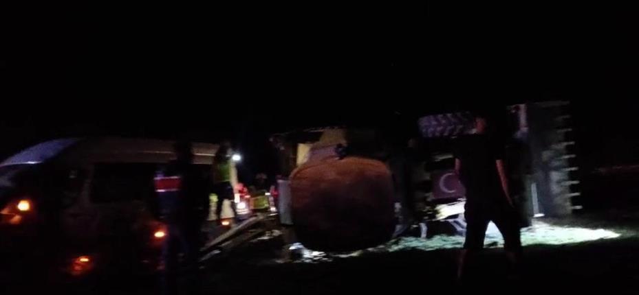 Kayseri’de iki işçi servisi ile iş makinası çarpıştı: 1 ölü, 15 yaralı