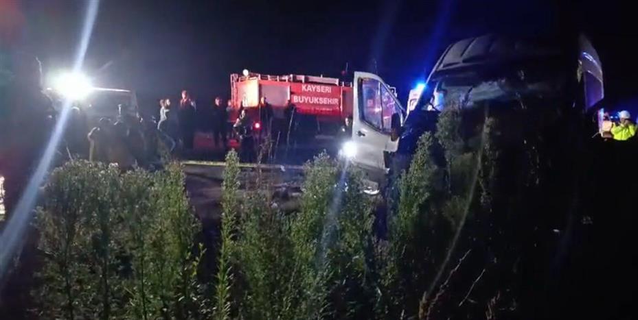 Kayseri’de iki işçi servisi ile iş makinası çarpıştı: 1 ölü, 15 yaralı