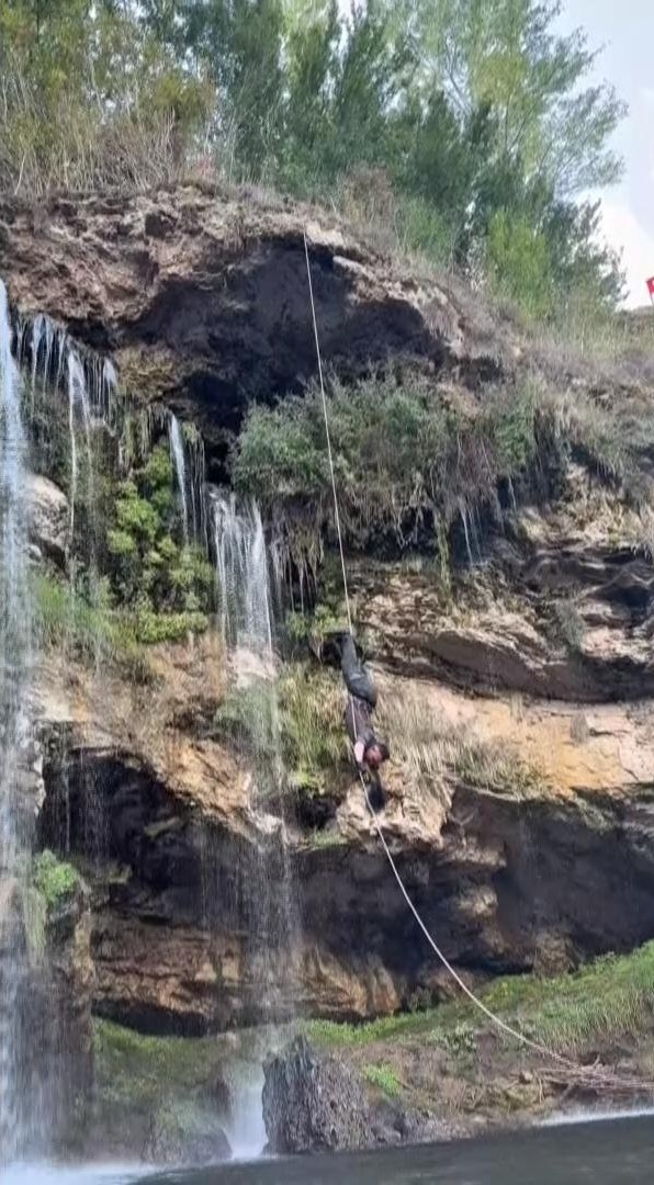 Arkadaşlar birbirine meydan okudu, biri şelaleden sarktı diğeri dar kayalıklara girdi