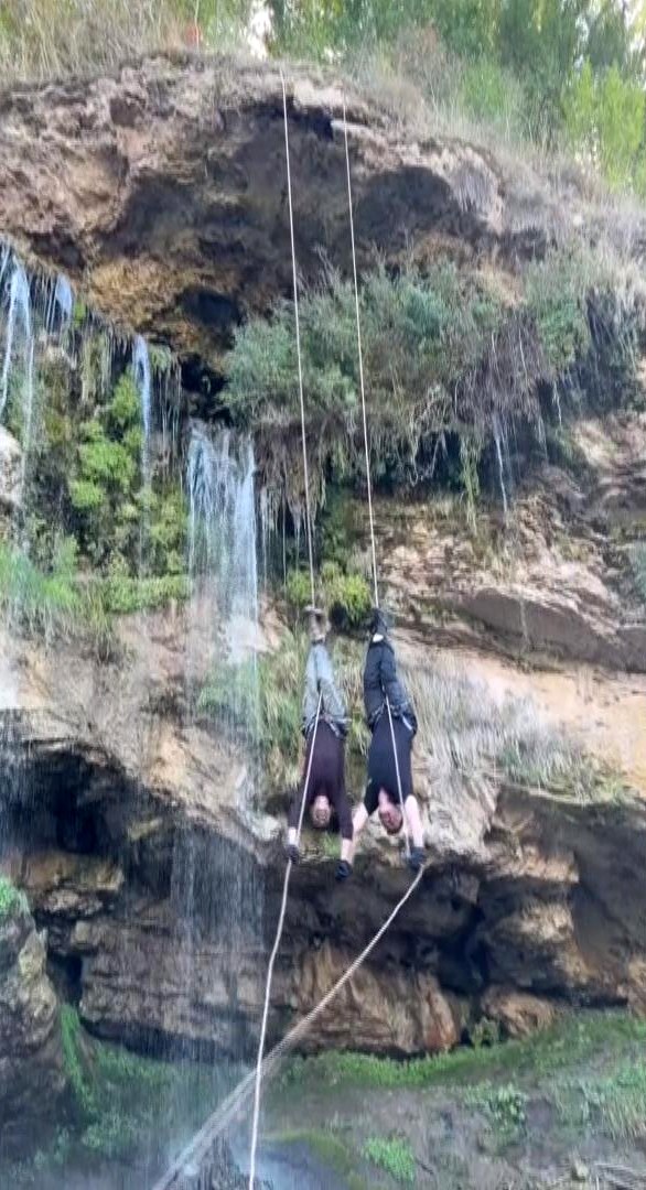 Arkadaşlar birbirine meydan okudu, biri şelaleden sarktı diğeri dar kayalıklara girdi